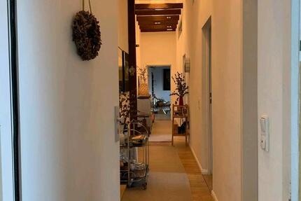 Altbauwohnung im DG mit hohen Decken 2 zimmer