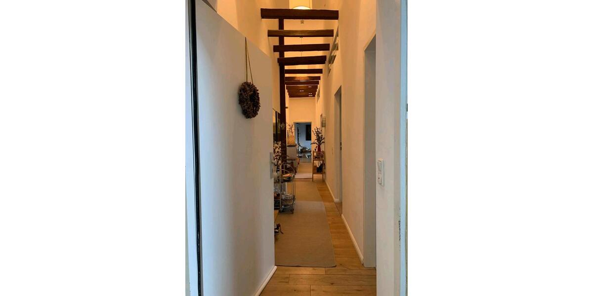 Altbauwohnung im DG mit hohen Decken 2 zimmer