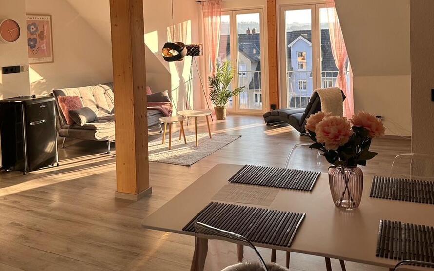 2-Zimmer-Appartement mit TV, Wlan, Doppelbett und Schlafcouch, Küche, BadWC, Waschmaschine und eigenem Parkplatz zimmer