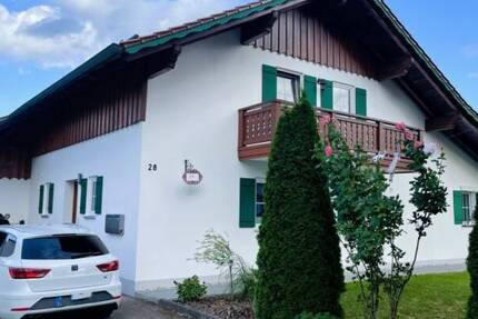 GEMÜTLICHE 2 12 Zimmer DG-Wohnung mit großem BALKON und GARAGE!