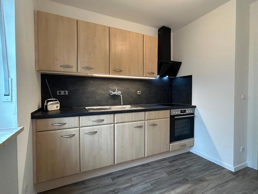 3-Zimmer-Hochparterre-Wohnung mit Einbauküche - neu renoviert