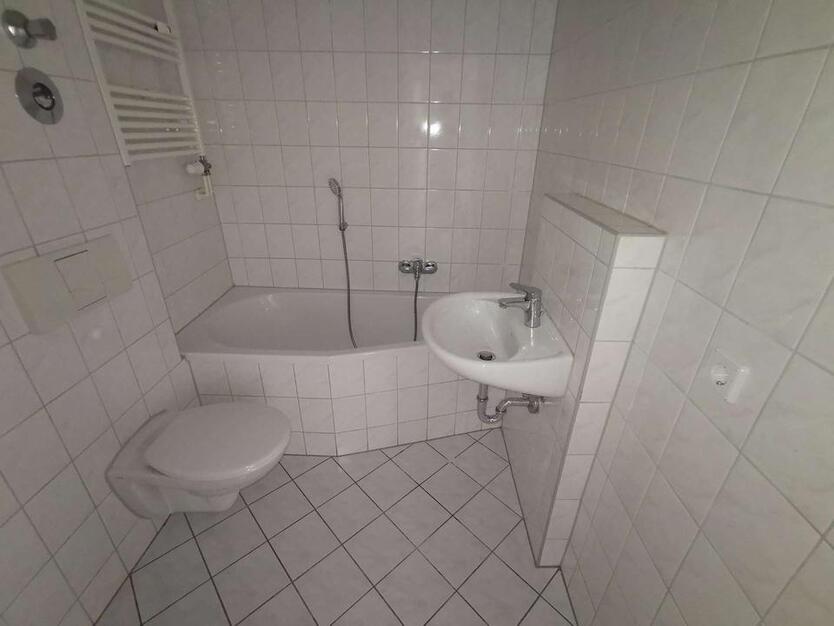 Gerade in Renovierung für Sie - Helle 4-Raum-Wohnung mit Balkon - Stellplatz möglich