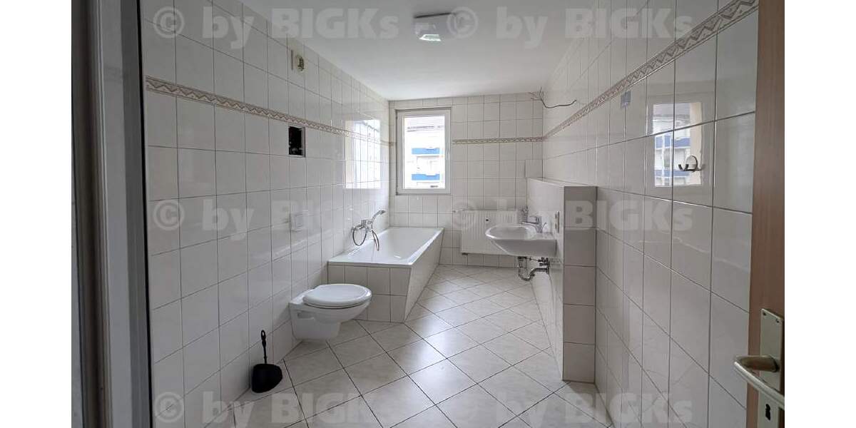 BIGKs - Suhl-Leninring: FREIE AUSSICHT - 3 Raum Wohnung Suhl,sep.Küche,Dusch-Wannenbad, Balkon (-;) - Etagenwohnung Suhl Suhl Friedrich-Wolf-Straße | Angebot:27212620