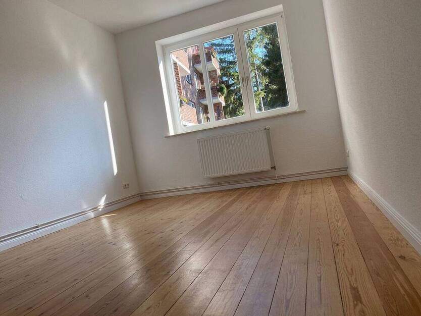 HH-BergedorfNähe S-Bahn, 2,5 Zi.-Whg65m², EBK, Dielenboden, großer BalkonTerrasse 860,- inkl. zzgl. Hzg.