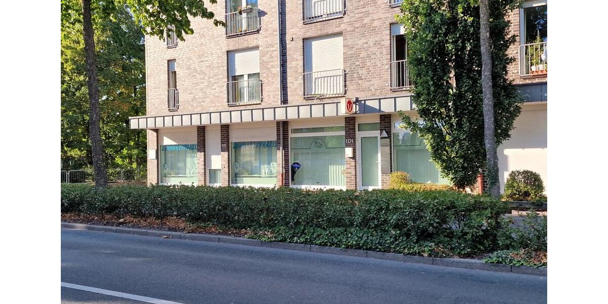 Repräsentative Büro-Praxisfläche mit Schaufensterfront zu vermieten. zimmer