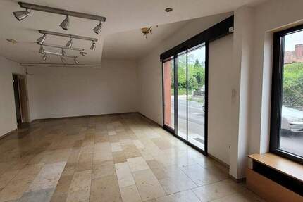 Ladenlokal mit Schaufenster, Büro und Lagerräumen