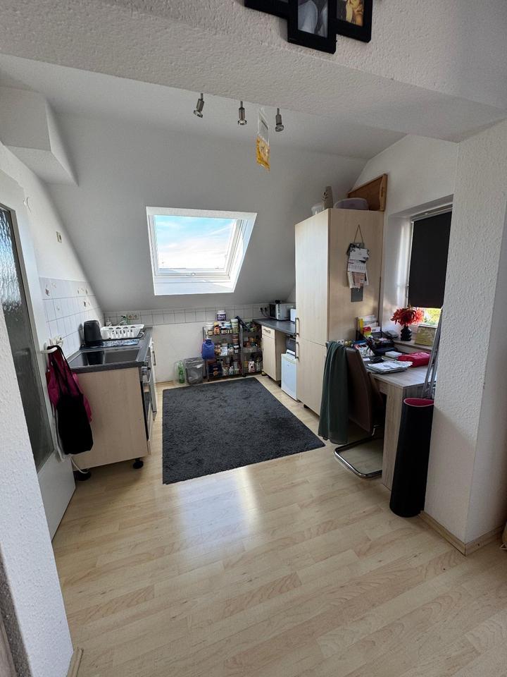 Helle 2-Zimmer DG-Wohnung mit Balkon