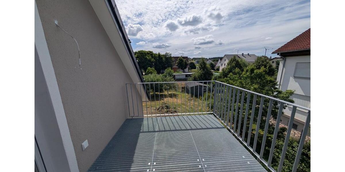 2,5-Zimmer-DG-Wohnung mit Balkon in kernsaniertem Haus zimmer