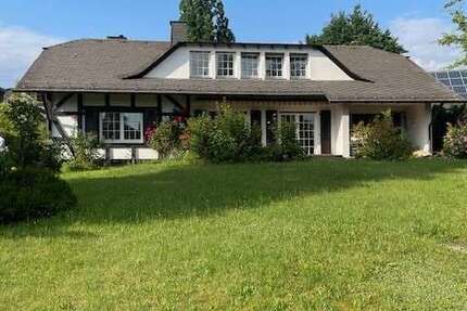 Haus Dreieich - 8 Zimmer, 230 m&sup2;, 4.000&euro; | Angebot:24180546