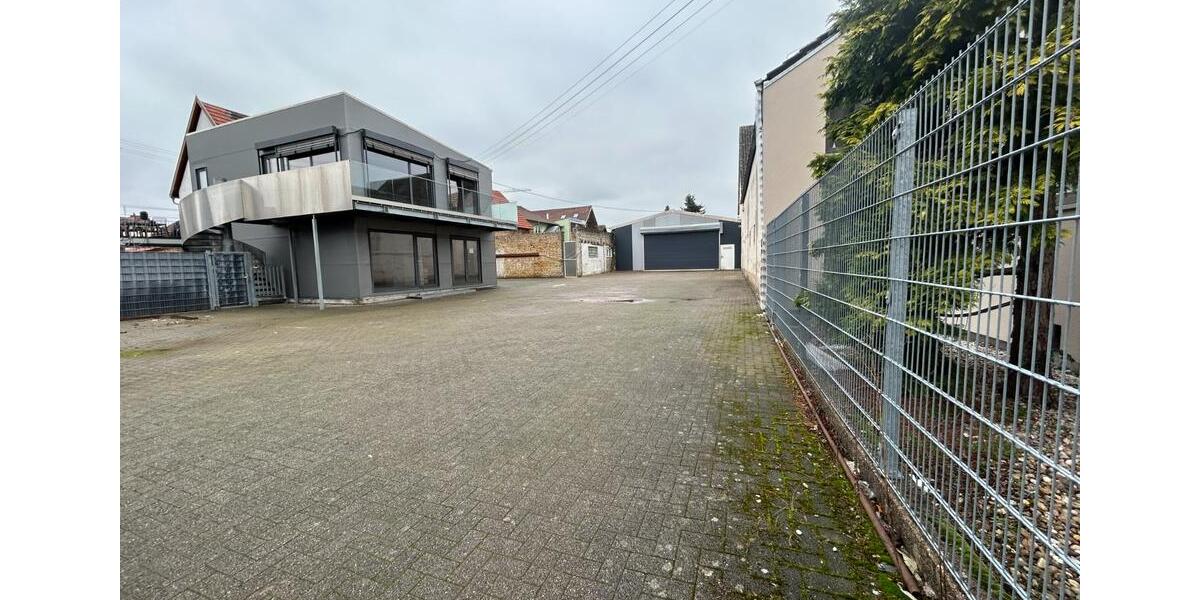 HalleBürogebäude mit Freifläche in Mussbach zimmer