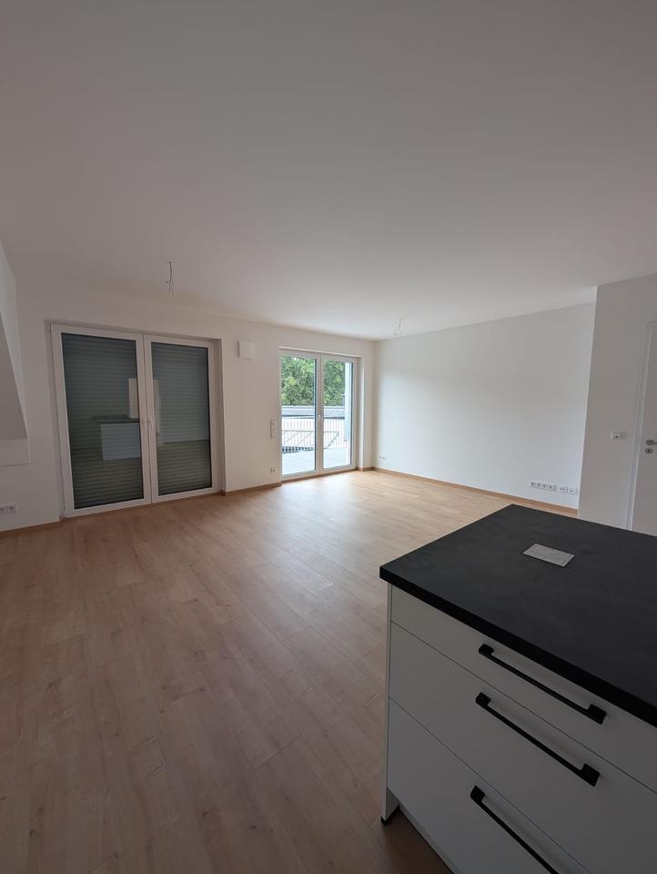 Erstbezug: Stilvolle NeubauWohnung mit großer Terrasse, Einbauküche und Stellplatz