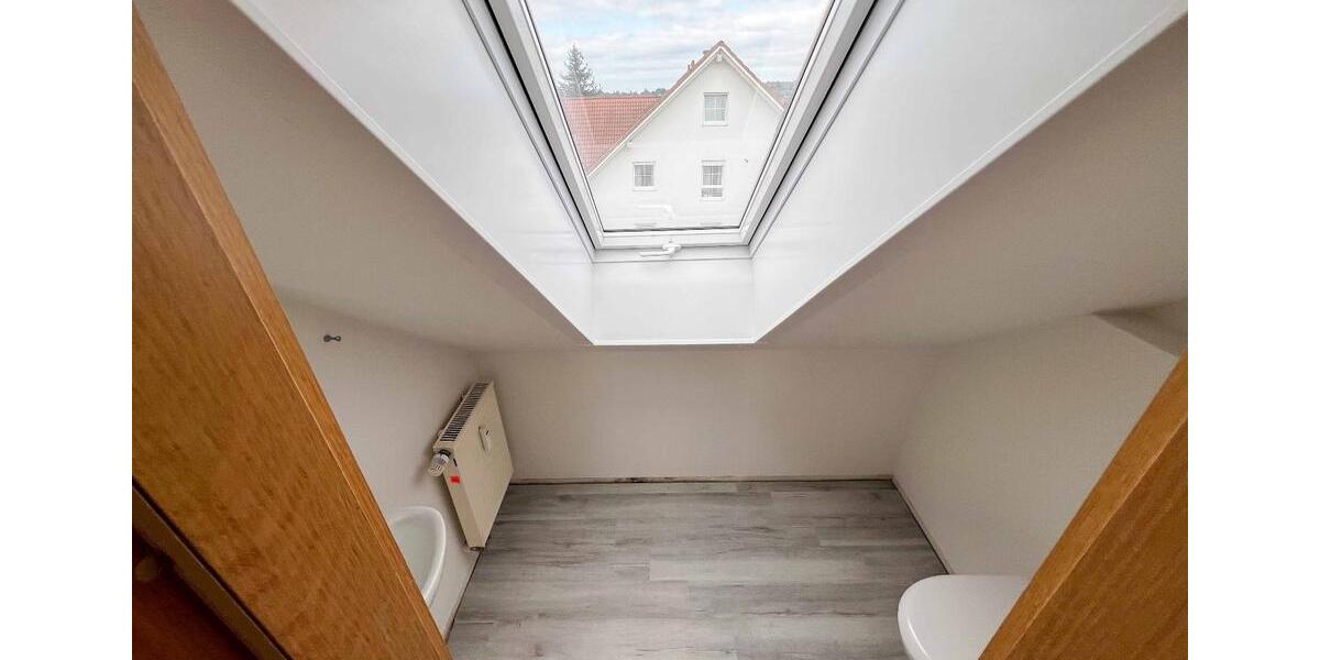 Frisch sanierte helle 3-Zimmer-DG-Wohnung mit Balkon 3 zimmer