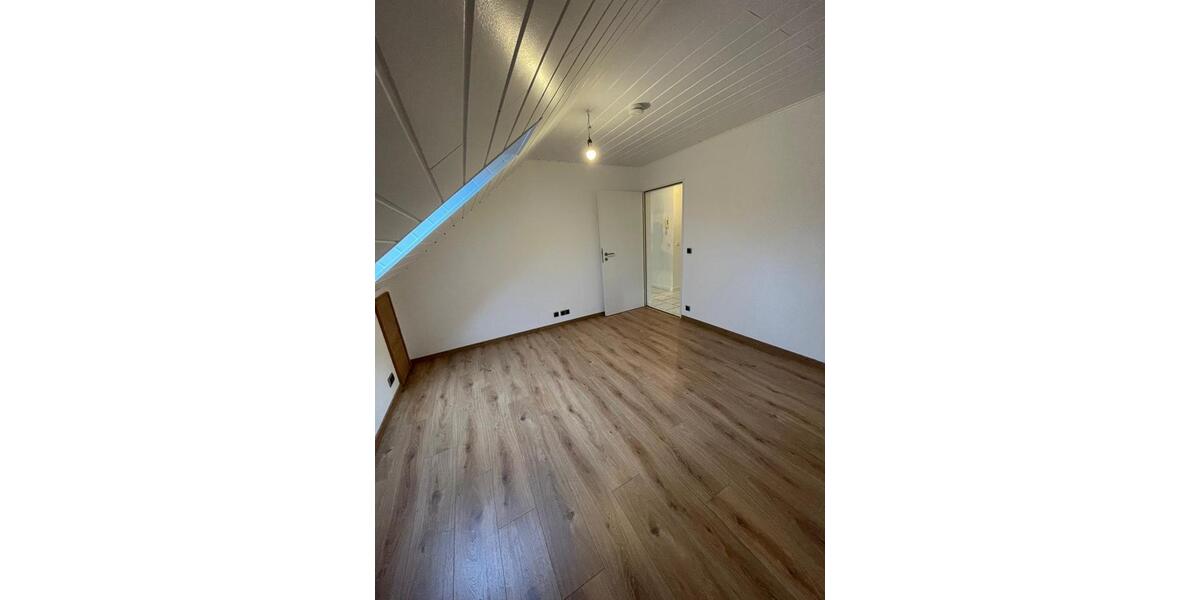 Dachgeschoßwohnung Troisdorf Altenrath - 2.5 Zimmer, 93 m&sup2;, 880&euro; | Angebot:25962569
