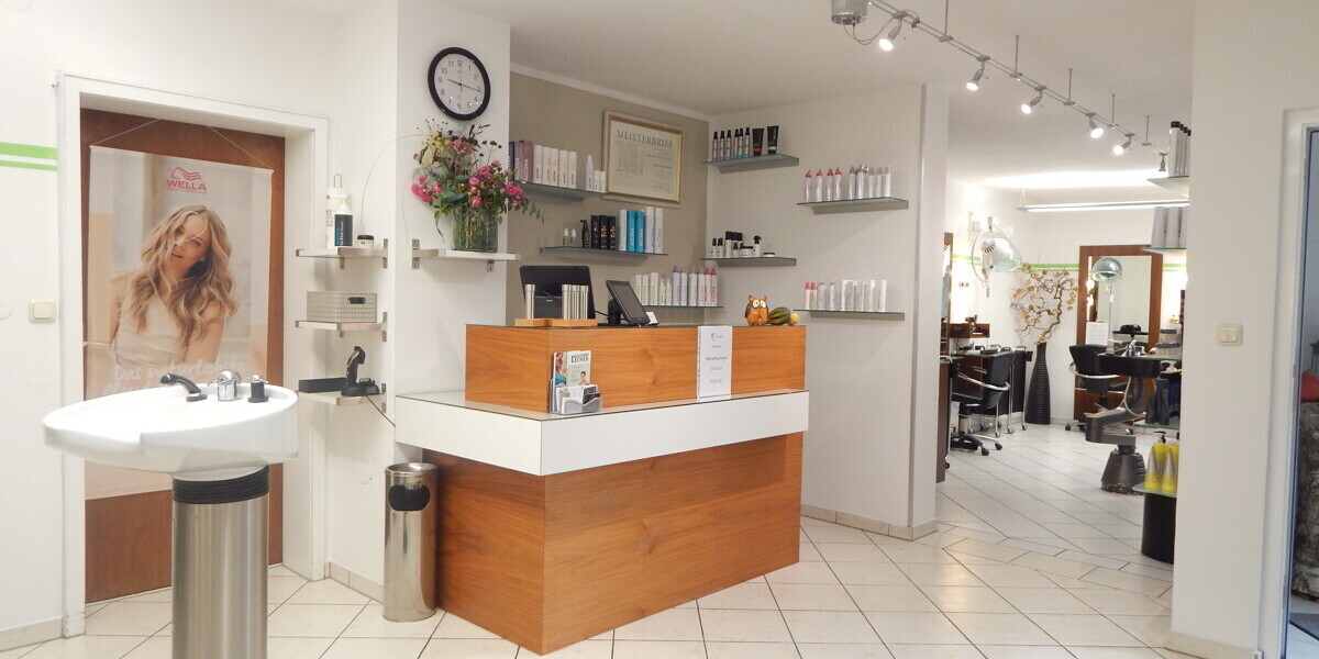 Voll ausgestatteter Friseursalon in 83416 Saaldorf - Parkplätze vor dem Haus! Frei ab 01.04.2026 - Gewerbeobjekt Saaldorf-Surheim Surheim | Angebot:23165437