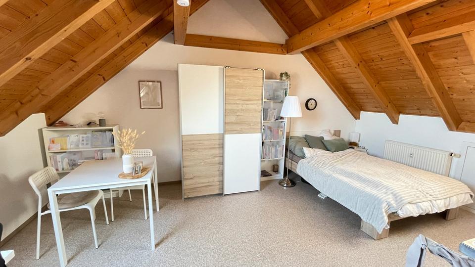 EinZimmer Dachgeschoss Wohnung frei
