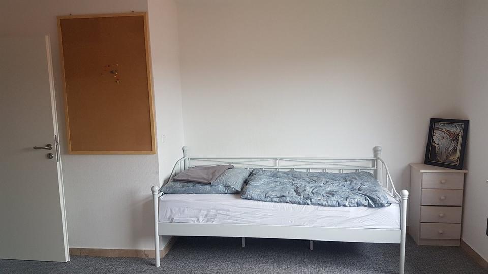 Ruhiges Zimmer in großzügiger WG zimmer