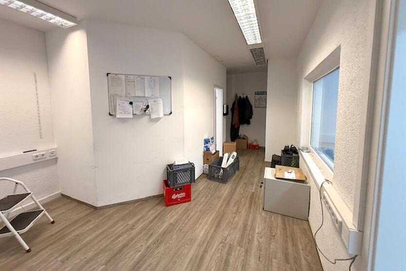 737 m² Büro, Praxis und Lagerhalle sowie zahlreiche Stellplätze in zentraler Lage von Gera zur Miete