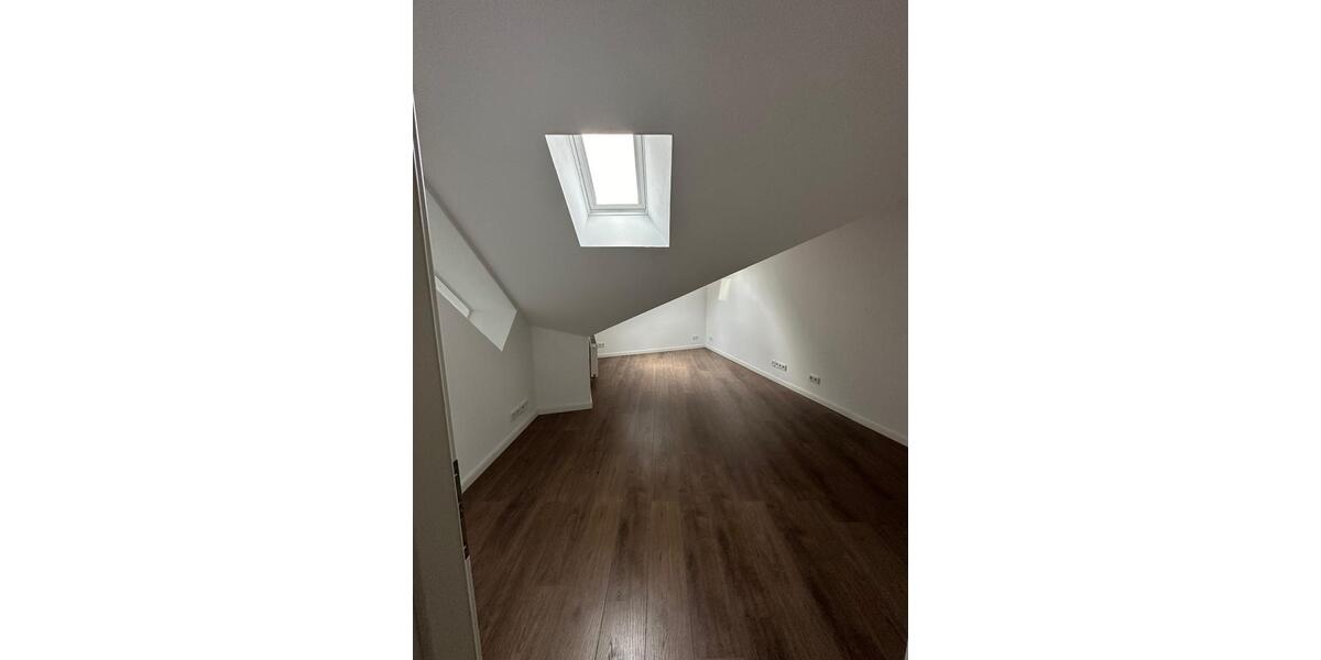 Dachgeschoßwohnung Strausberg - 5 Zimmer, 250 m&sup2;, 2.250&euro; | Angebot:25044276