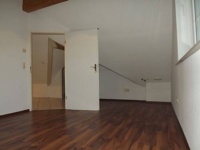 Gut geschnittenes 2 Zimmer-Apartment mit Einbauküche und Wannenbad, in ruhiger Lage von Wiesenbronn. Nur 10 Min. nach Kitzingen... 2 zimmer