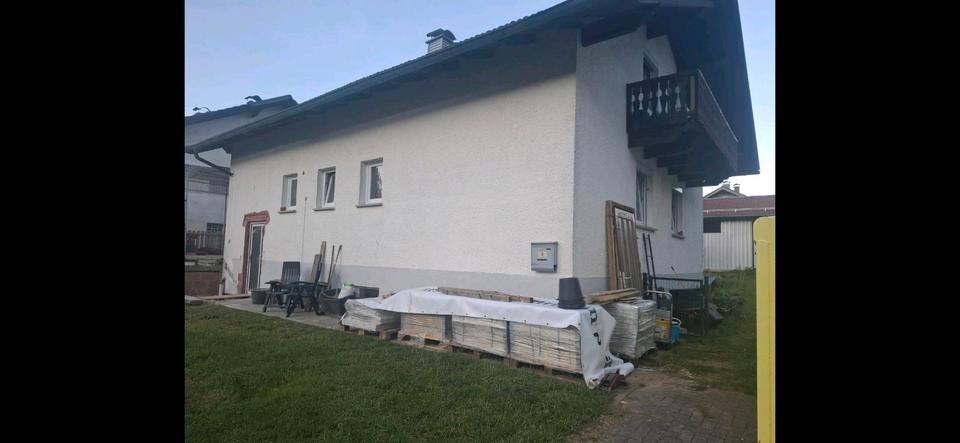 Haus mit großem Grundstück & zwei Garagen – Einzug ab 01.01.2026