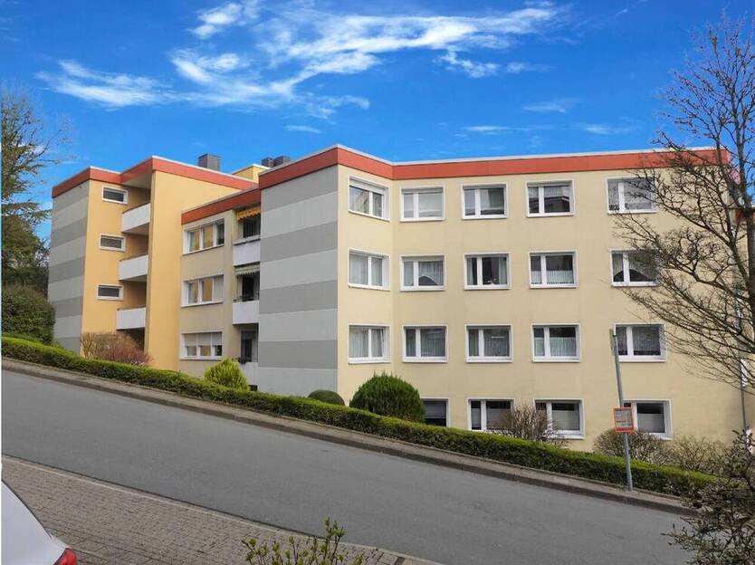 Frisch renovierte ca. 81 m² große Mietwohnung mit Loggia, 2 modernen Bädern, Garage und Stellplatz
