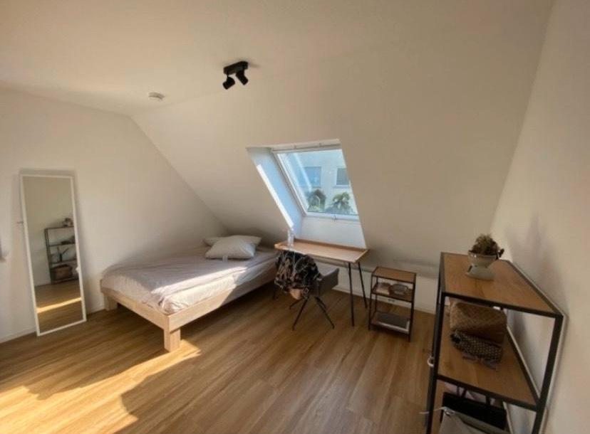 Mitbewohnerin für helles WG-Zimmer in Frauen-WG in Halbhöhenlage