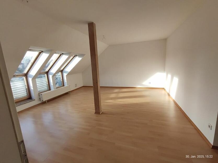 Uffenheim: Helle 2-Zimmer-DG-Wohnung mit Dachbalkon