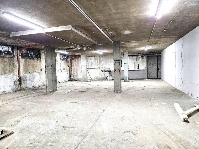 2 Gewerbehallen mit riesiger Außenfläche!!!