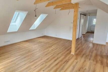 Renovierte, attraktive 2-Zimmer-Wohnung im Dachgeschoss mit Gartenanteil in guter Wohnlage Ambergs