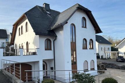 Haus Meschede - 8 Zimmer, 200 m&sup2;, 2.000&euro; | Angebot:25396673