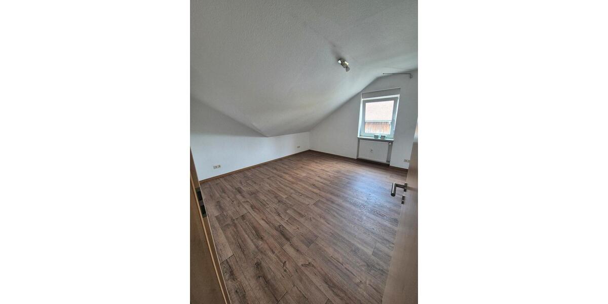 Dachgeschoßwohnung Plößberg - 4 Zimmer, 85 m&sup2;, 650&euro; | Angebot:26226853