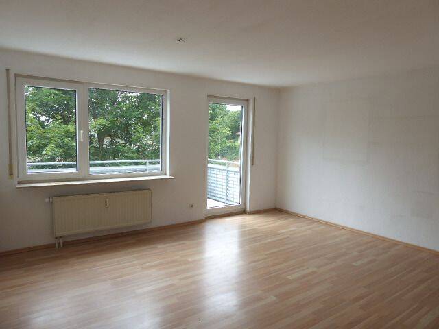 Röpke + Partner Immobilien: Sofort beziehbare 3-Zimmer-Wohnung mit Balkon in Öschelbronn!