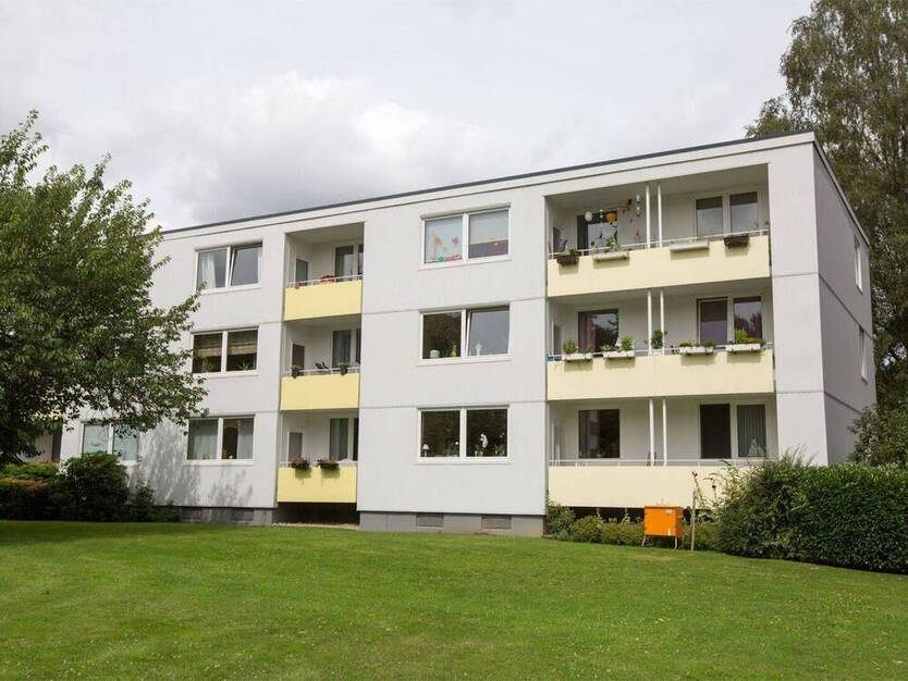 *City-Wohnung im Grünen* renovierte 3 Zimmer mit Balkon, guter Schnitt, Tageslichtbad mit Wanne
