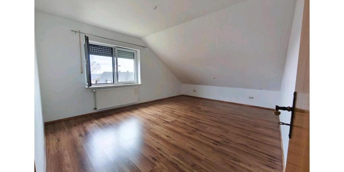 Dachgeschoßwohnung Bad Driburg - 4 Zimmer, 127 m&sup2;, 900&euro; | Angebot:25900234
