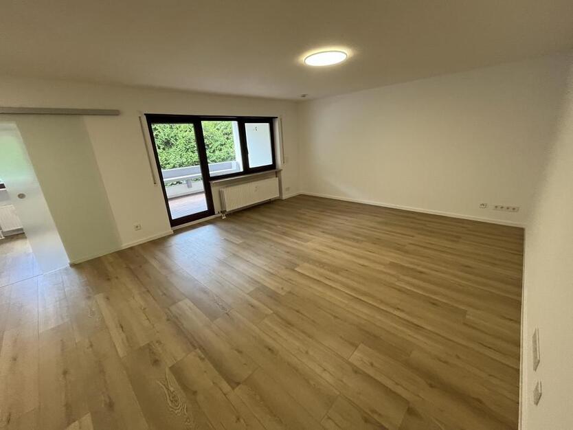 Kernsanierte 2,5-Zi-Wohnung mit EBK, Balkon und Garage