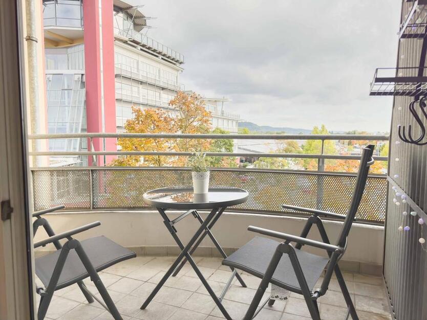 Frisch renovierte teilmöblierte Wohnung – Zentral, praktisch und mit toller Aussicht zimmer