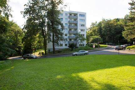 Familien-Wohnung in grüner Lage mit Balkon + renoviert + Wannenbad + separates WC + Aufzug