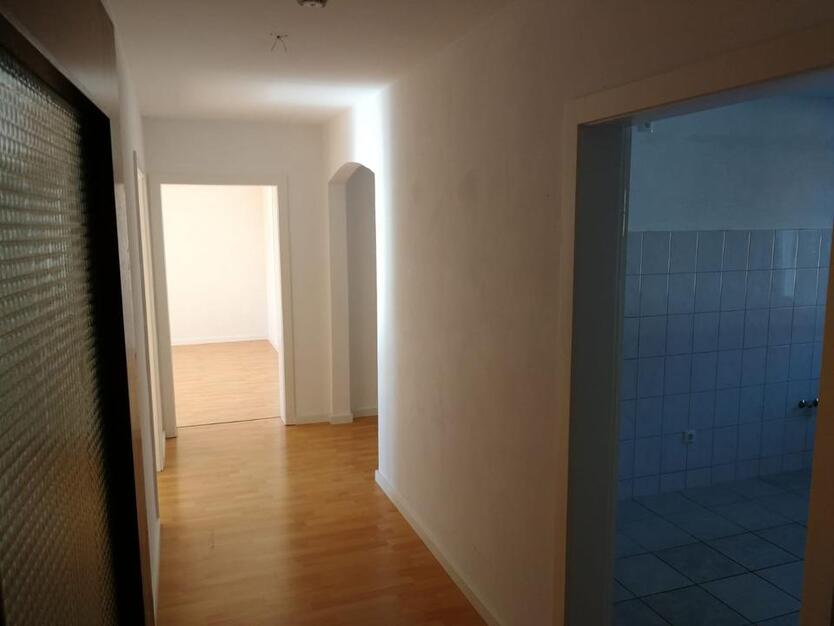 Helle 3-Zimmer-Wohnung mit Garten, großem Keller und Garage