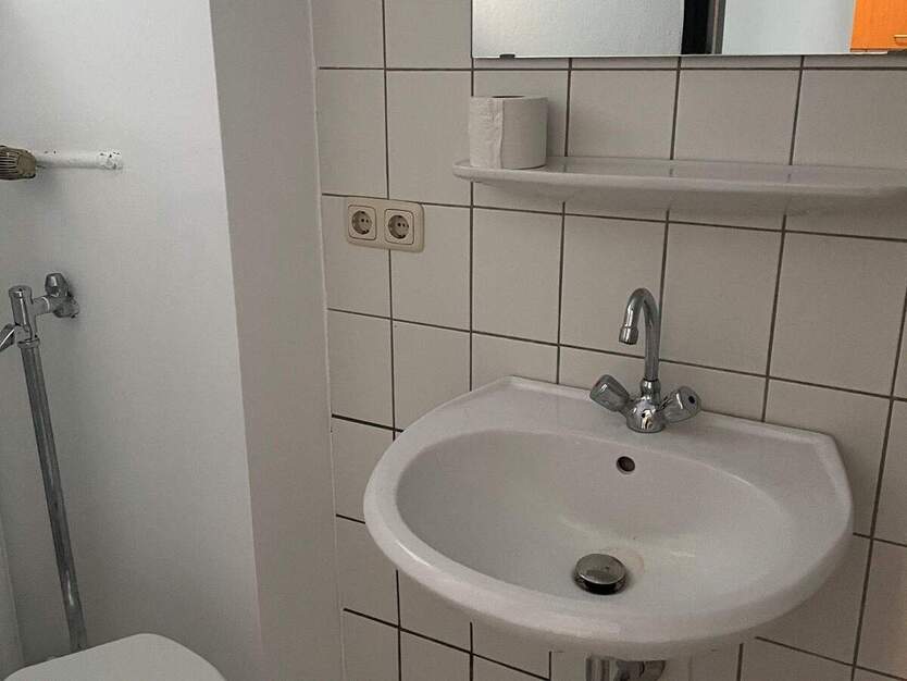 1-Zimmer-Wohnung mit Balkon und kleiner Küchenzeile - Stadtteil Rennweg. 1 zimmer