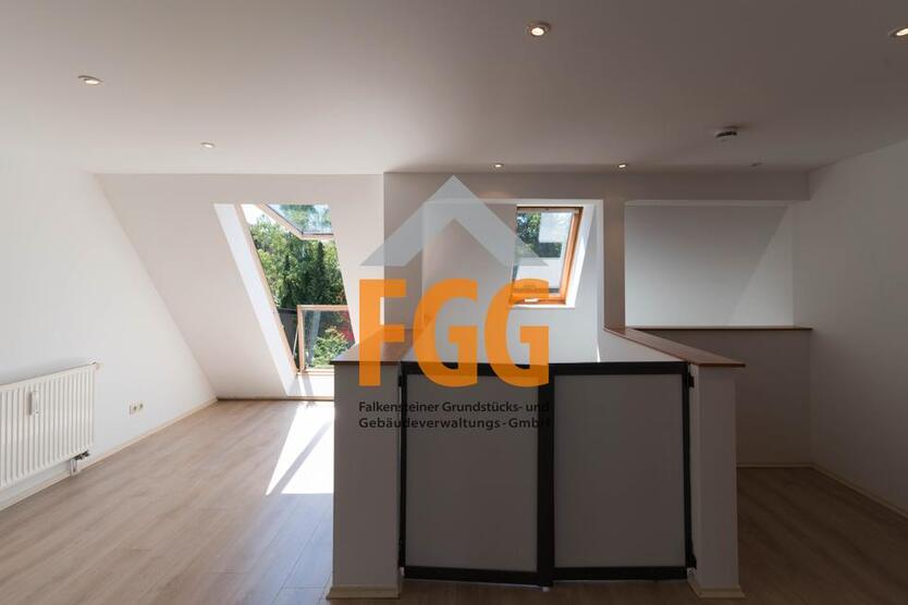 Große 4-R-Wohnung im Dachgeschoß zimmer