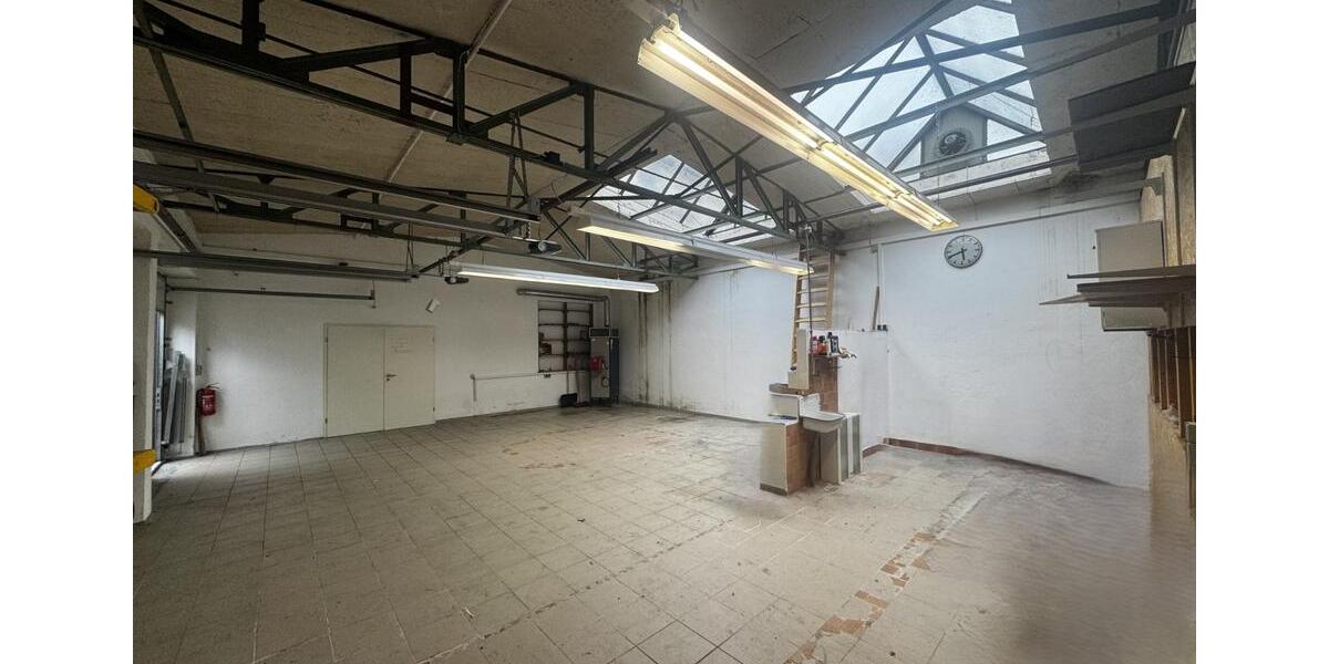 Zentrale Gewerbeeinheit mit hoher Halle, Werkstatt & Büro – in de zimmer