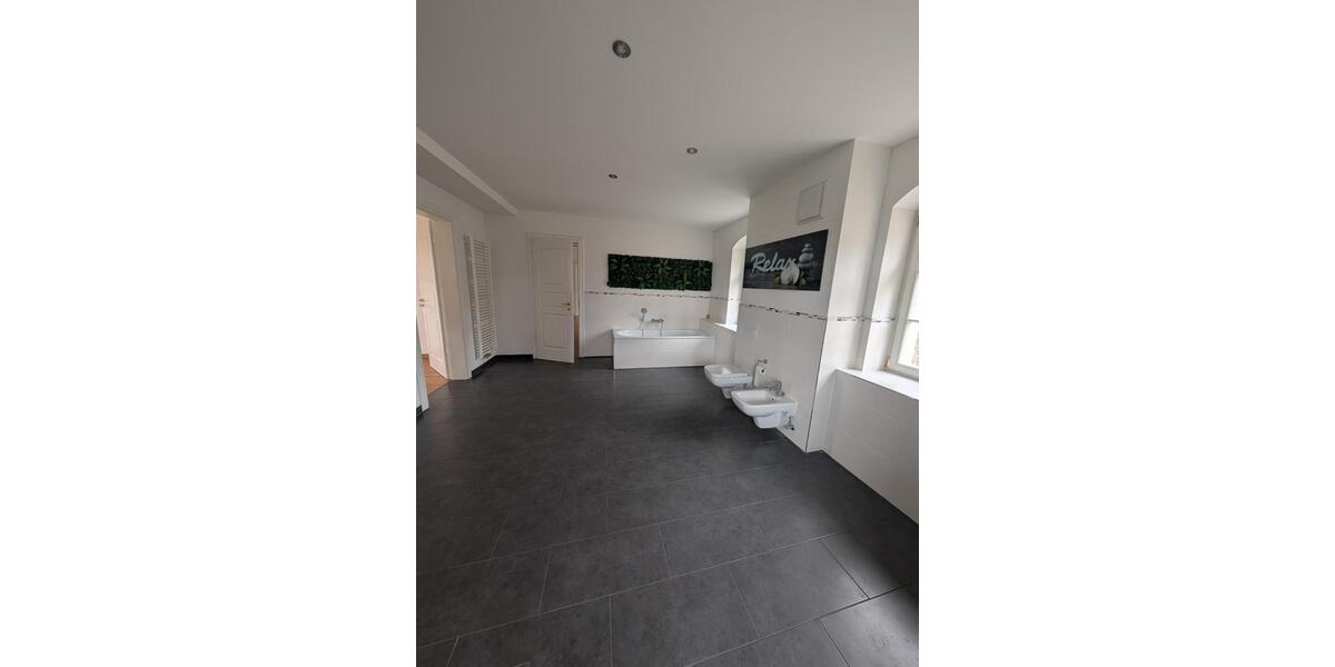 Etagenwohnung Radebeul - 3 Zimmer, 151 m&sup2;, 1.950&euro; | Angebot:25120921