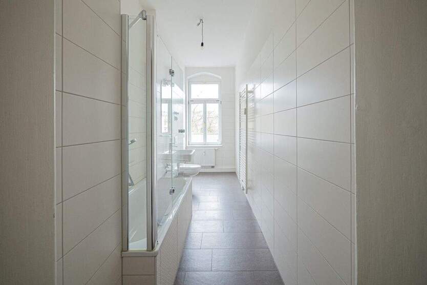 Komfortable Wohnung in mondänem Altbau in Elbnähe. Balkon, Parkett, und Tageslichtbad mit Wanne. 3 zimmer