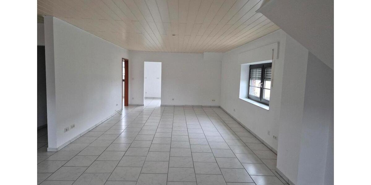 Dachgeschoßwohnung Duisburg Hochheide - 2 Zimmer, 90 m&sup2;, 896&euro; | Angebot:26068541