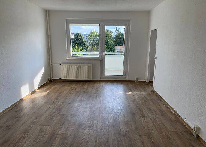Kleine Single-Wohnung mit Wanne und großem Balkon