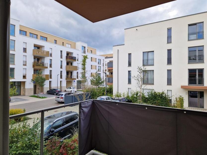 2-Zi.-Wohnung mit großem Schlafzimmer, Balkon und Einbauküche zimmer