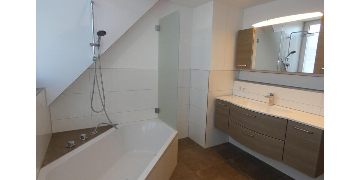 Dachgeschoßwohnung Finningen - 3 Zimmer, 126 m&sup2;, 820&euro; | Angebot:24865096