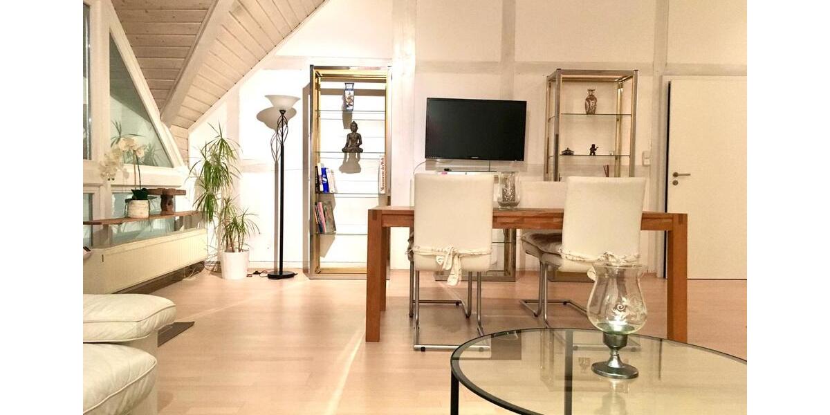 Möblierte, ruhige & lichtdurchflutete Dachgeschoss-Wohnung 2 zimmer