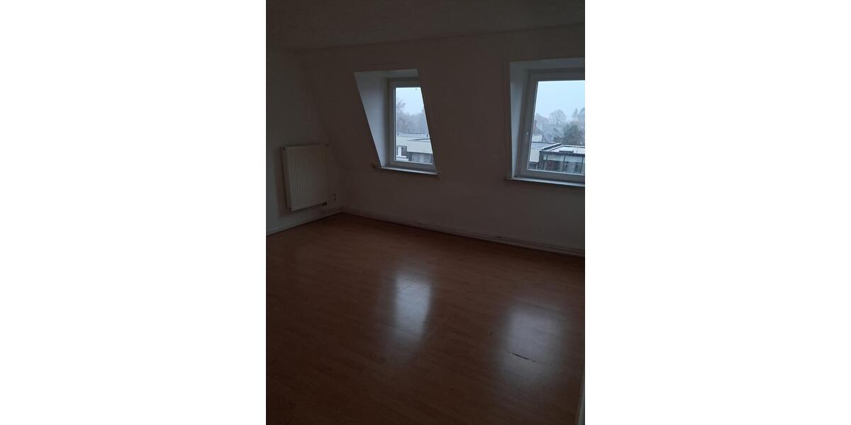 Großzügige 2 12 Zimmer Altbauwohnung in zentraler Lage 2.5 zimmer