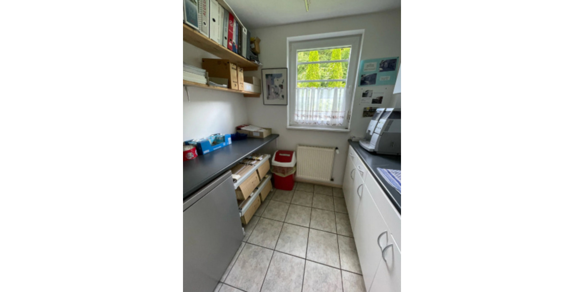 Provisionsfrei! Lagerhalle mit neuwertigen Ausstellungs- und Büro zimmer